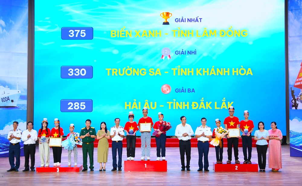 Ban Tổ chức trao giải cho c&aacute;c đội thi xuất sắc đạt giải