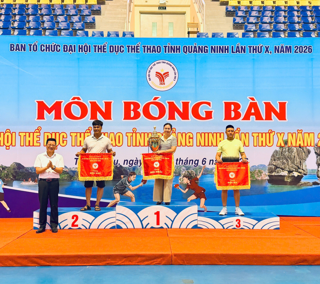 Đại diện Ban Tổ chức trao giải toàn đoàn cho các đơn vị xuất sắc nhất tại môn bóng bàn Đại diện Ban Tổ chức trao giải toàn đoàn cho các đơn vị xuất sắc nhất tại môn bóng bàn