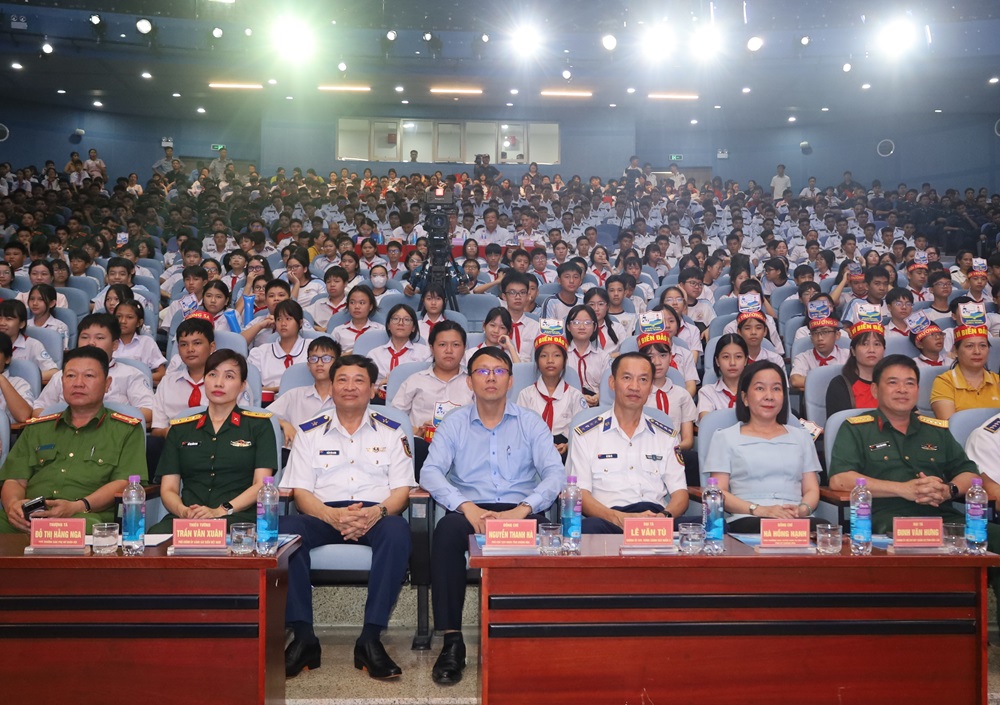 C&aacute;c Đại biểu v&agrave; kh&aacute;n giả theo d&otilde;i cuộc thi (2) (1)