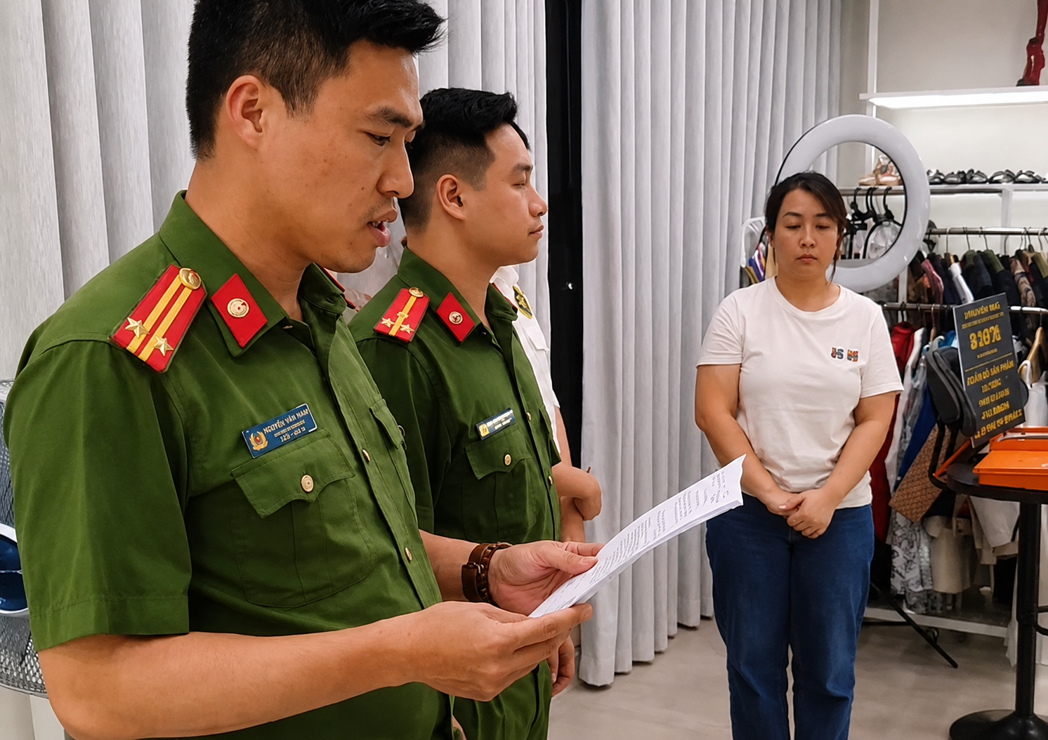 Cơ quan Cảnh sát điều tra Công an TP. Hà Nội thực hiện các biện pháp tố tụng với nghi phạm Nguyễn Thị Thu Hường. (Ảnh: Công an TP. Hà Nội) Cơ quan Cảnh sát điều tra Công an TP. Hà Nội thực hiện các biện pháp tố tụng với nghi phạm Nguyễn Thị Thu Hường. (Ảnh: Công an TP. Hà Nội)