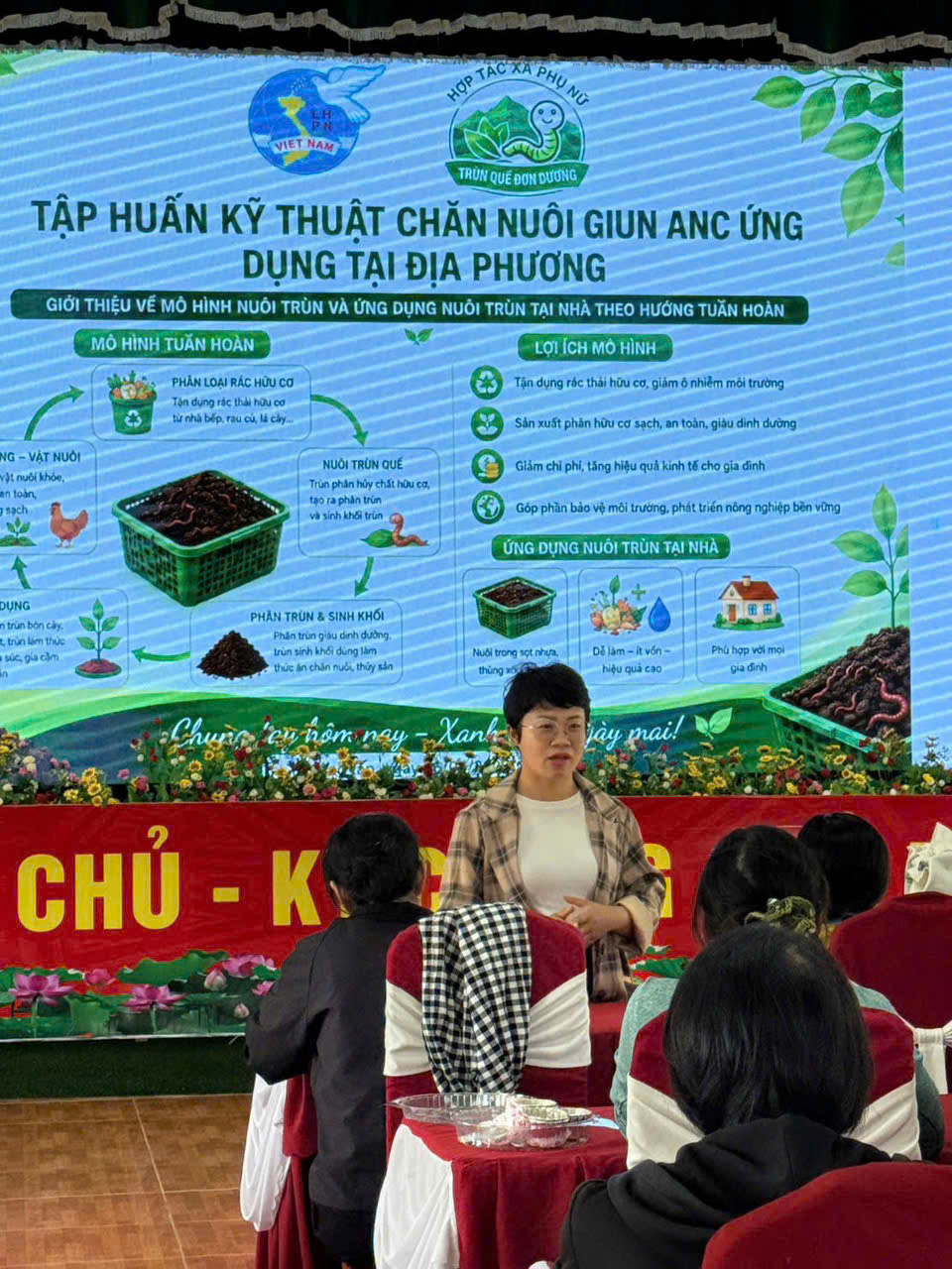 Bà Phạm Thị Thanh Tuyền Giám đốc HTX Phụ nữ Trùn quế Đơn Dương phát biểu tại hội thảo Bà Phạm Thị Thanh Tuyền Giám đốc HTX Phụ nữ Trùn quế Đơn Dương phát biểu tại hội thảo