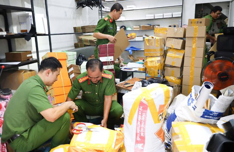Cơ quan chức năng tiến h&agrave;nh kiểm tra cơ sở kinh doanh h&agrave;ng h&oacute;a giả mạo nh&atilde;n hiệu nổi tiếng