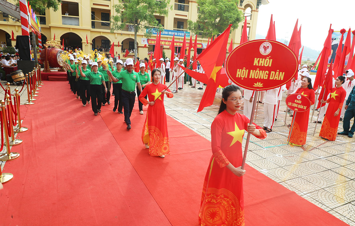C&aacute;c lực lượng diễu h&agrave;nh qua lễ đ&agrave;i.