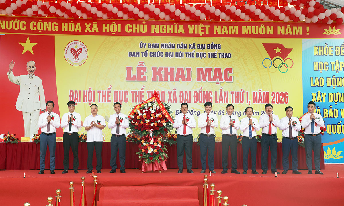Ph&oacute; Chủ tịch UBND tỉnh L&ecirc; Xu&acirc;n Lợi (thứ 4 từ tr&aacute;i qua) c&ugrave;ng l&atilde;nh đạo c&aacute;c Sở, ng&agrave;nh tặng hoa ch&uacute;c mừng Đại hội.
