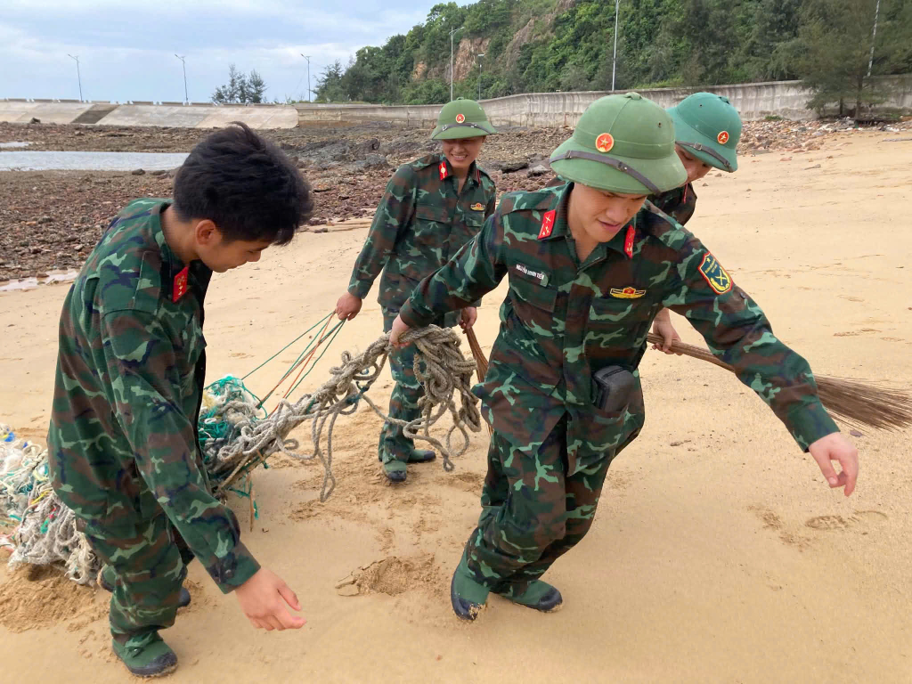 C&aacute;c loại r&aacute;c được k&eacute;o l&ecirc;n từ biển, tập kết đ&uacute;ng nơi quy định