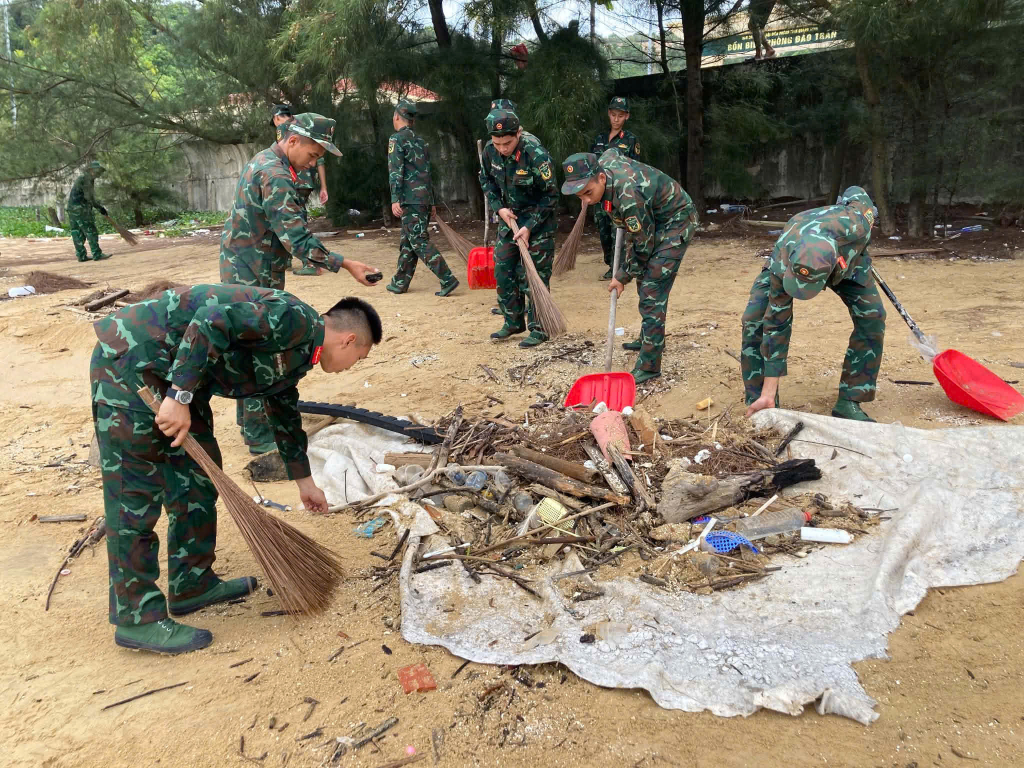 Chiến sĩ đảo Trần thu gom hơn 5 tấn rác, chung tay làm sạch môi trường biển