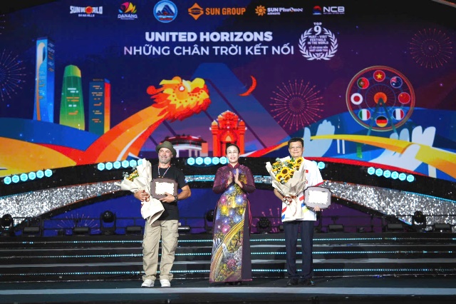 Bà Nguyễn Thị Anh Thi, Phó chủ tịch UBND TP. Đà Nẵng trao kỷ niệm chương tặng 2 đội thi. Bà Nguyễn Thị Anh Thi, Phó chủ tịch UBND TP. Đà Nẵng trao kỷ niệm chương tặng 2 đội thi.