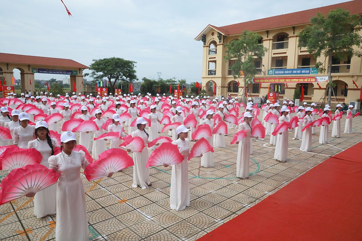 M&agrave;n đồng diễn s&ocirc;i động của c&aacute;c em học sinh Trường THCS Ho&agrave;n Sơn, x&atilde; Đại Đồng.