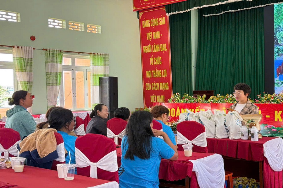 Tại chương trình, các hội viên phụ nữ được hướng dẫn cách phân loại rác thải hữu cơ tại nguồn, xử lý và tái sử dụng rác thải nhà bếp thông qua mô hình nuôi trùn quế theo hướng kinh tế tuần hoàn. Tại chương trình, các hội viên phụ nữ được hướng dẫn cách phân loại rác thải hữu cơ tại nguồn, xử lý và tái sử dụng rác thải nhà bếp thông qua mô hình nuôi trùn quế theo hướng kinh tế tuần hoàn.