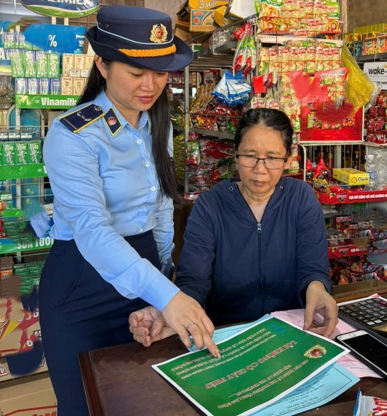 Lực lượng chức năng phổ biến, tuyên truyền pháp luật cho các đơn vị kinh doanh. Lực lượng chức năng phổ biến, tuyên truyền pháp luật cho các đơn vị kinh doanh.