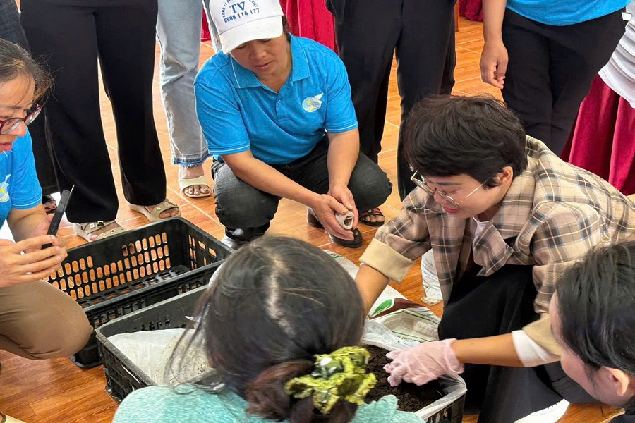 Bà Phạm Thị Thanh Tuyền Giám đốc HTX Phụ nữ Trùn quế Đơn Dương hướng dẫn chuyển giao kỹ thuật nuôi trùn ATC đến chị em hội viên, phụ nữ trên địa bàn xã Bà Phạm Thị Thanh Tuyền Giám đốc HTX Phụ nữ Trùn quế Đơn Dương hướng dẫn chuyển giao kỹ thuật nuôi trùn ATC đến chị em hội viên, phụ nữ trên địa bàn xã