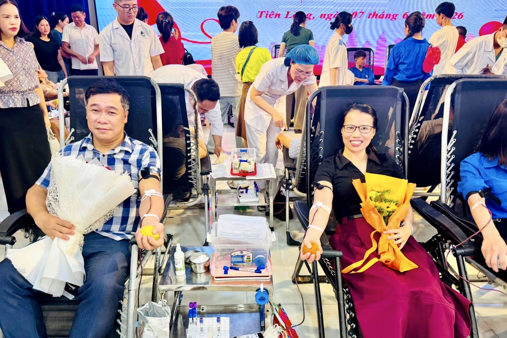 Cán bộ, đoàn viên, hội viên và Nhân dân tham gia hiến máu tình nguyện. Cán bộ, đoàn viên, hội viên và Nhân dân tham gia hiến máu tình nguyện.