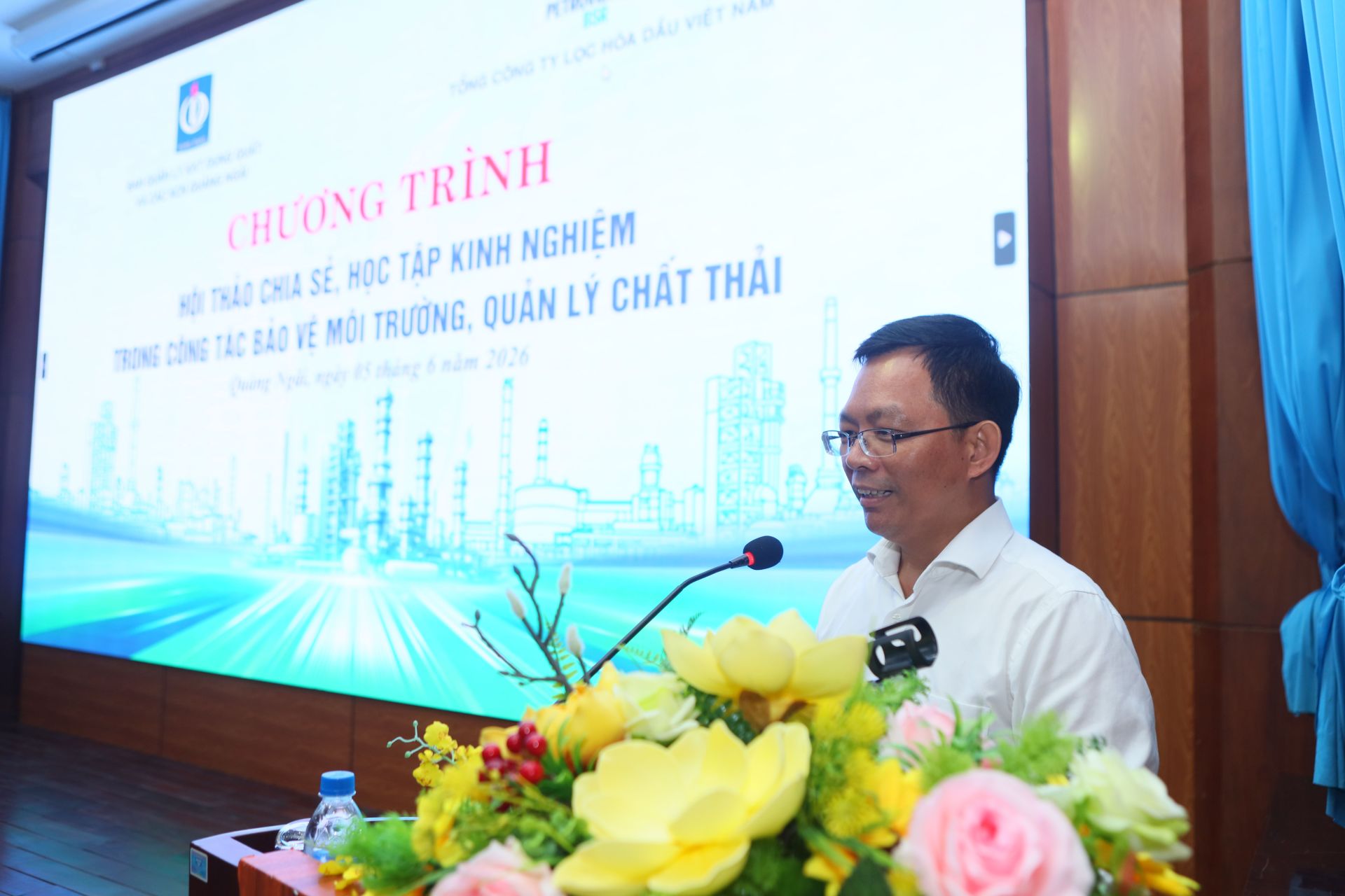 &Ocirc;ng Cao Tuấn Sĩ &ndash; Gi&aacute;m đốc NMLD Dung Quất ph&aacute;t biểu khẳng định BSR nhất qu&aacute;n với quan điểm &ldquo;bảo vệ m&ocirc;i trường l&agrave; điều kiện ti&ecirc;n quyết, xuy&ecirc;n suốt trong hoạt động sản xuất, kh&ocirc;ng đ&aacute;nh đổi m&ocirc;i trường v&igrave; lợi &iacute;ch kinh doanh&rdquo;