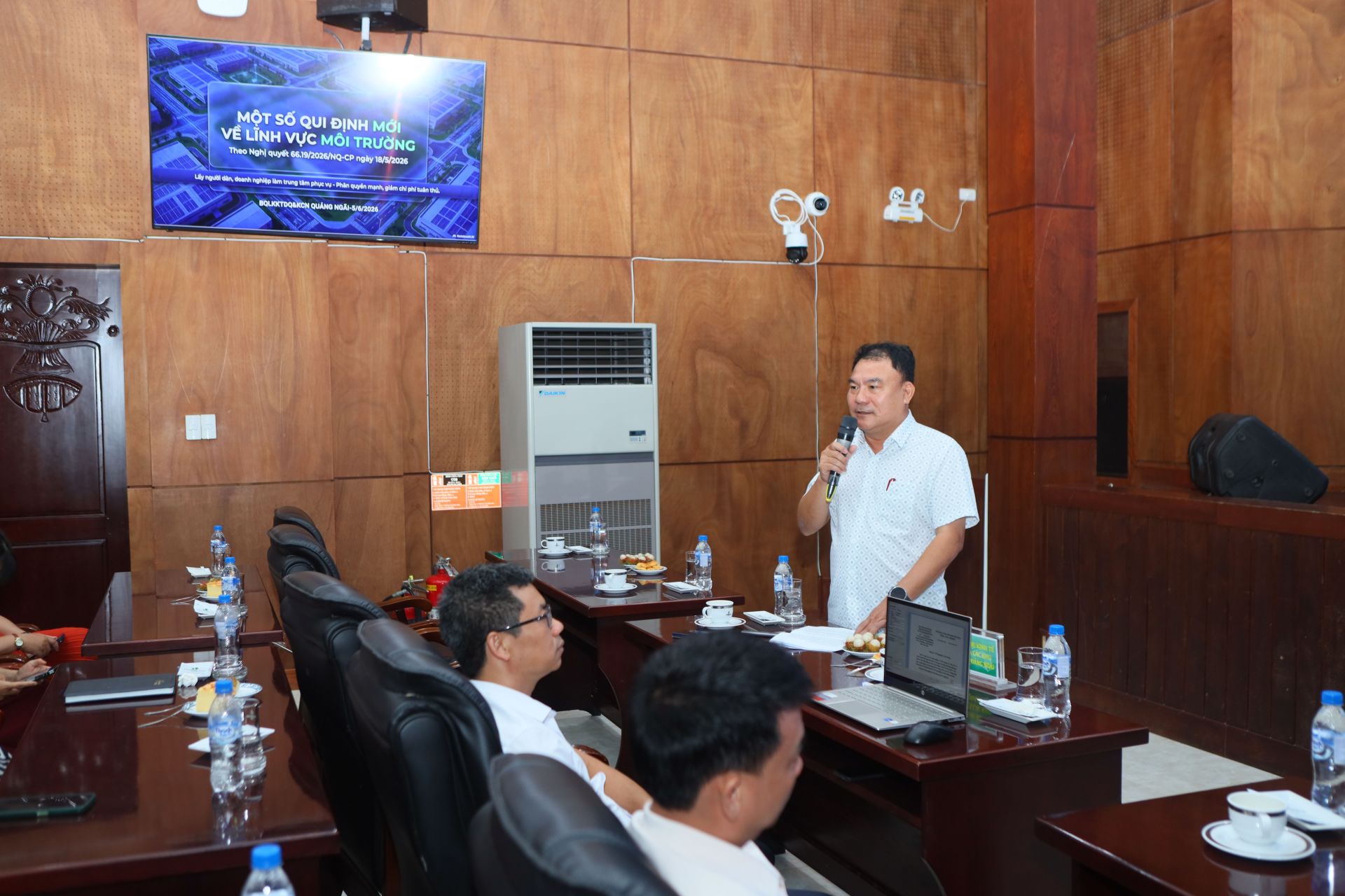 Đại diện BQL KKT Dung Quất v&agrave; KCN tỉnh Quảng Ng&atilde;i phổ biến c&aacute;c quy định mới về lĩnh vực m&ocirc;i trường cho c&aacute;c doanh nghiệp thuộc tỉnh Quảng Ng&atilde;i.