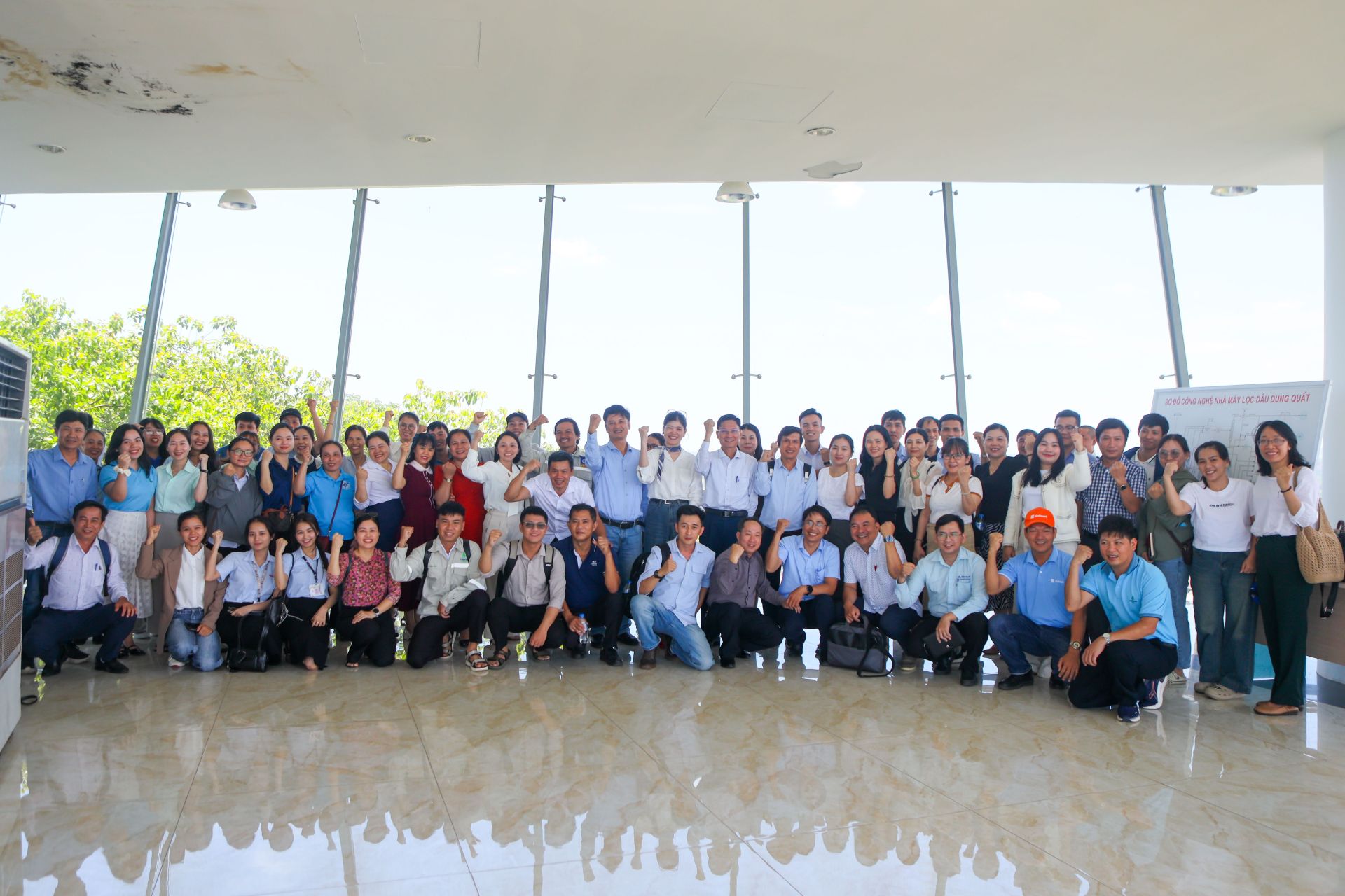 C&aacute;c đại biểu tham dự chương tr&igrave;nh đi tham quan, nghi&ecirc;n cứu, t&igrave;m hiểu về t&igrave;nh h&igrave;nh hoạt động SXKD v&agrave; bảo vệ m&ocirc;i trường tại NMLD Dung Quất của BSR.