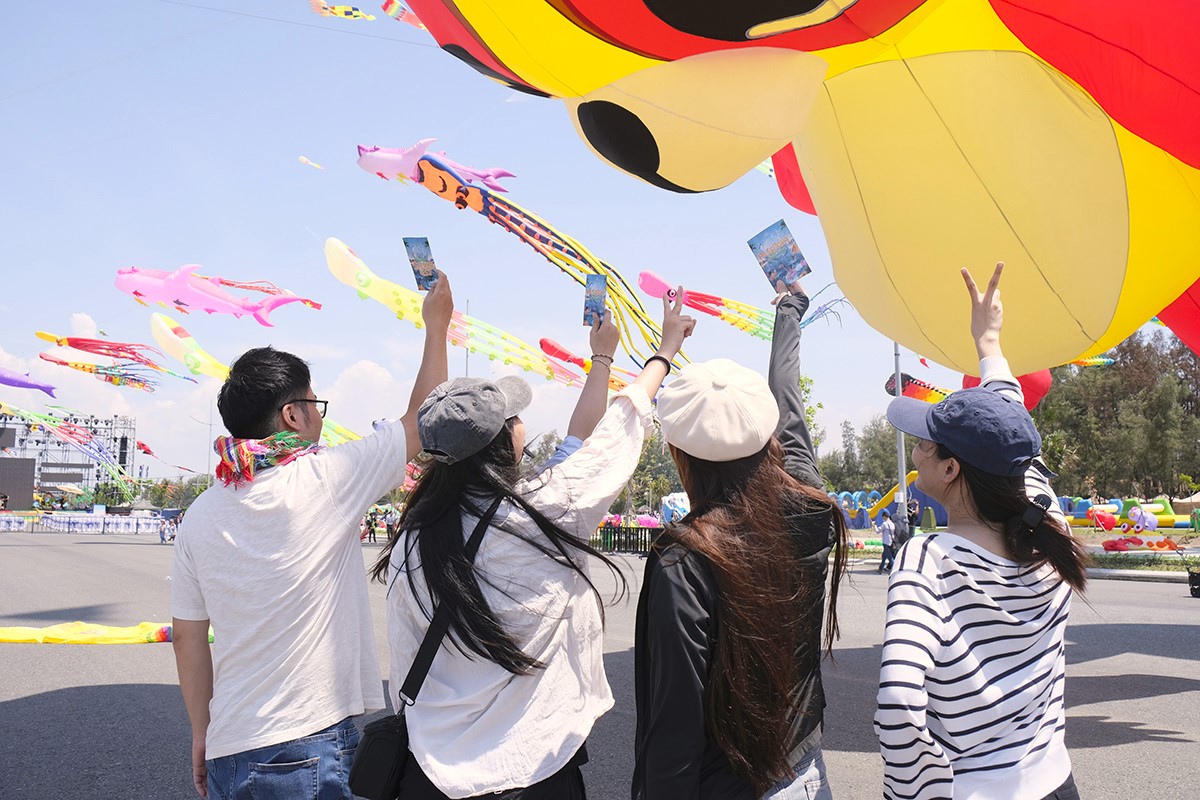 Nhóm sinh viên TP.HCM hào hứng check-in tại Paradise Summer Fest sau khi bất ngờ trước quy mô siêu đô thị và không khí sôi động của sự kiện Nhóm sinh viên TP.HCM hào hứng check-in tại Paradise Summer Fest sau khi bất ngờ trước quy mô siêu đô thị và không khí sôi động của sự kiện