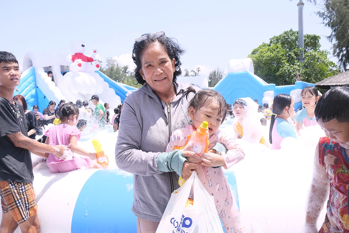 Bà Võ Thị Châu cùng cháu nhỏ tham gia Paradise Summer Fest Bà Võ Thị Châu cùng cháu nhỏ tham gia Paradise Summer Fest