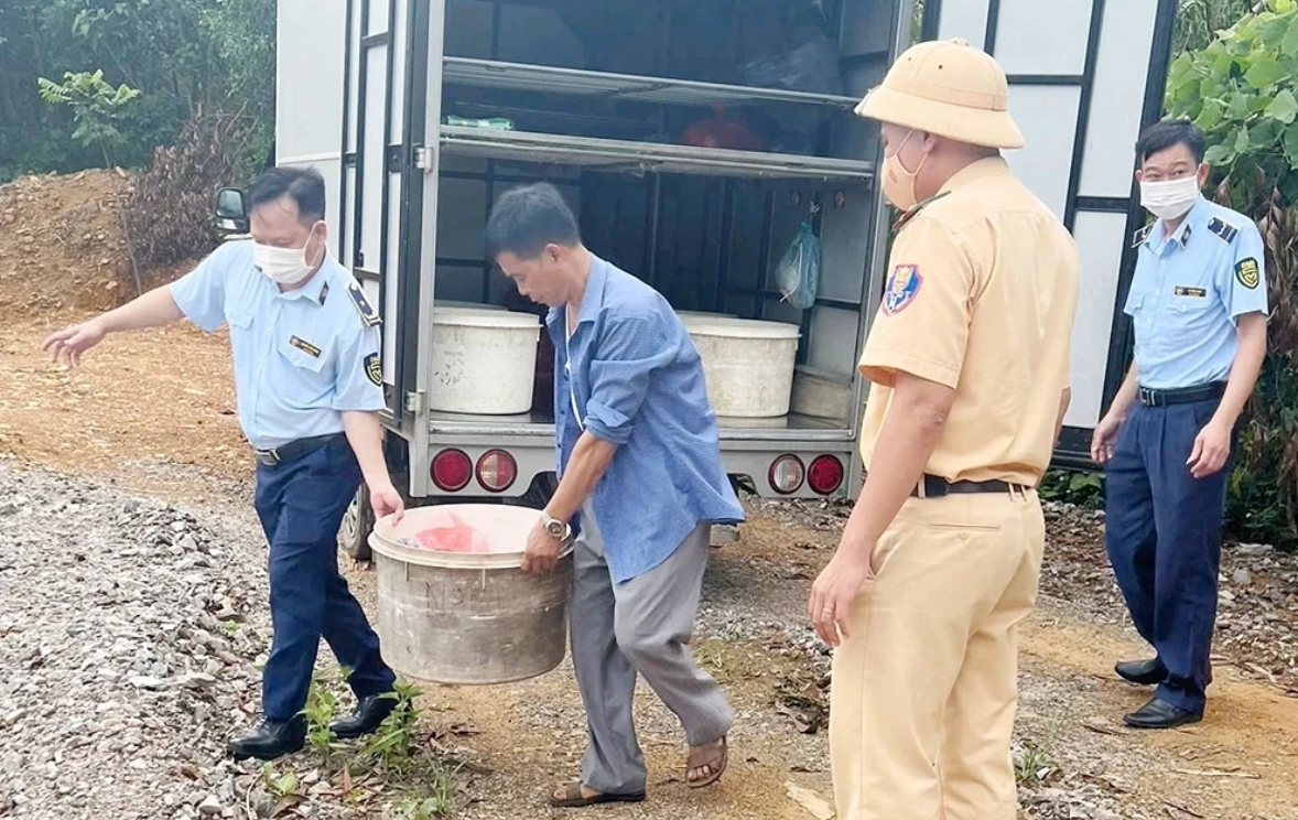 Lực lượng quản lý thị trường tỉnh Phú Thọ phối hợp với các đơn vị, tổ chức tiêu hủy thực phẩm bẩn. Ảnh: BPT Lực lượng quản lý thị trường tỉnh Phú Thọ phối hợp với các đơn vị, tổ chức tiêu hủy thực phẩm bẩn. Ảnh: BPT