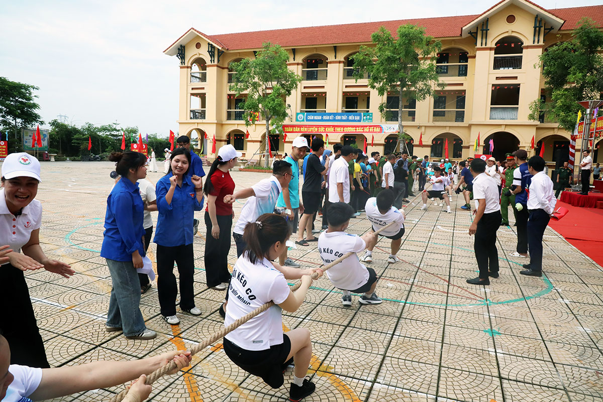 Thi đấu B&aacute;n kết K&eacute;o co giữa Đội th&ocirc;n N&uacute;i M&oacute;ng v&agrave; Đội C&ocirc;ng an x&atilde; Đại Đồng.