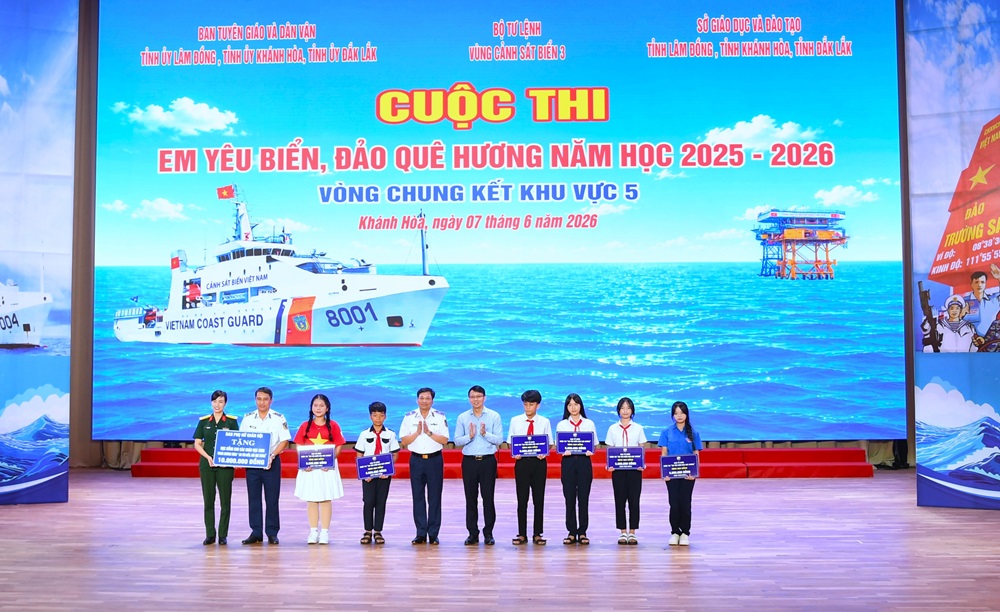 Trao học bổng cho trẻ em ngh&egrave;o vượt kh&oacute;