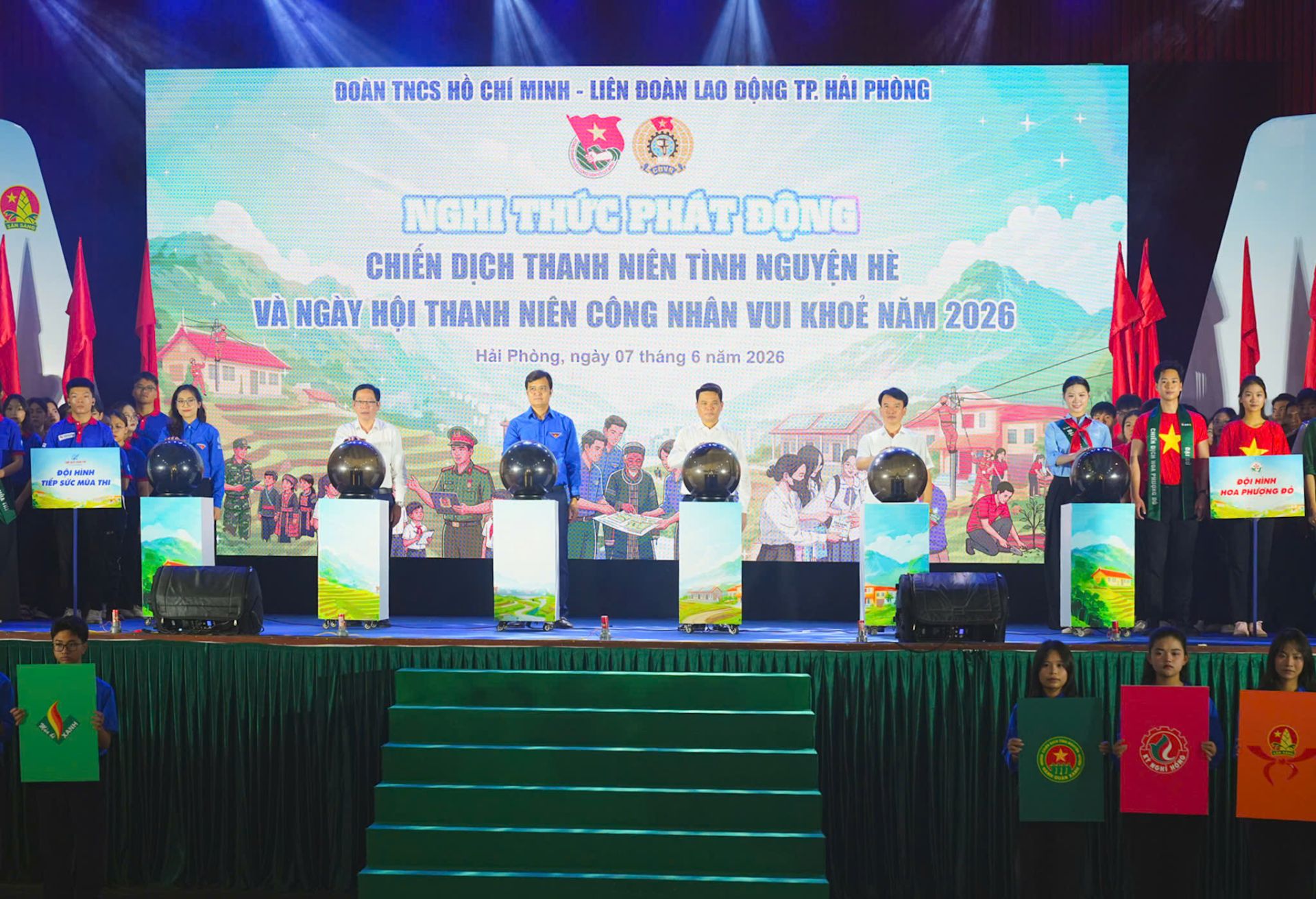 Các đại biểu thực hiện nghi thức phát động Chiến dịch Thanh niên tình nguyện Hè và Ngày hội thanh niên công nhân vui khỏe năm 2026. Các đại biểu thực hiện nghi thức phát động Chiến dịch Thanh niên tình nguyện Hè và Ngày hội thanh niên công nhân vui khỏe năm 2026.