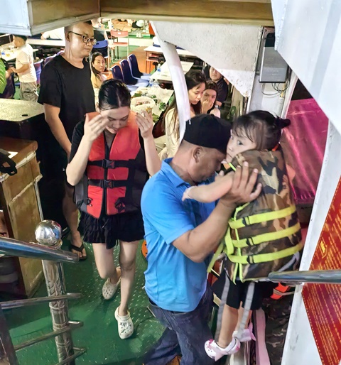 Các thuyền viên hỗ trợ du khách. Các thuyền viên hỗ trợ du khách.