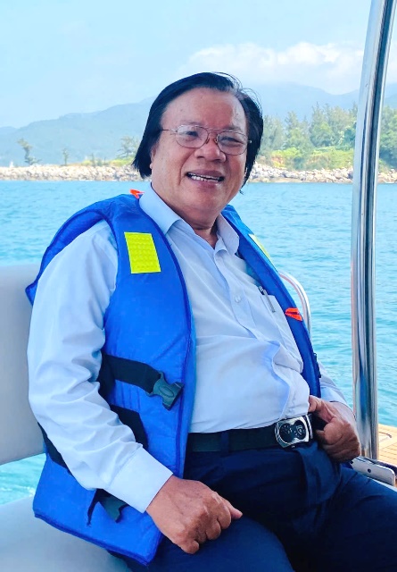 chú Đặng Hòa, người vừa là chủ tàu, vừa là vị Chủ tịch lặng lẽ chèo lái Hội tàu thuyền thành phố suốt nhiều năm qua. chú Đặng Hòa, người vừa là chủ tàu, vừa là vị Chủ tịch lặng lẽ chèo lái Hội tàu thuyền thành phố suốt nhiều năm qua.