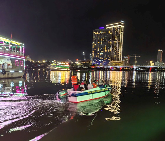 Lực lượng chức năng TP. Đà Nẵng tuần tra trên sông Hàn. Lực lượng chức năng TP. Đà Nẵng tuần tra trên sông Hàn.