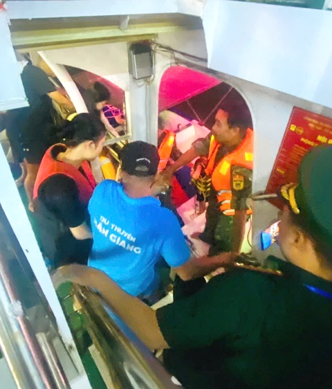 Lực lượng biên phòng TP. Đà nẵng đã có kịp thời hỗ trợ người dân. Lực lượng biên phòng TP. Đà nẵng đã có kịp thời hỗ trợ người dân.