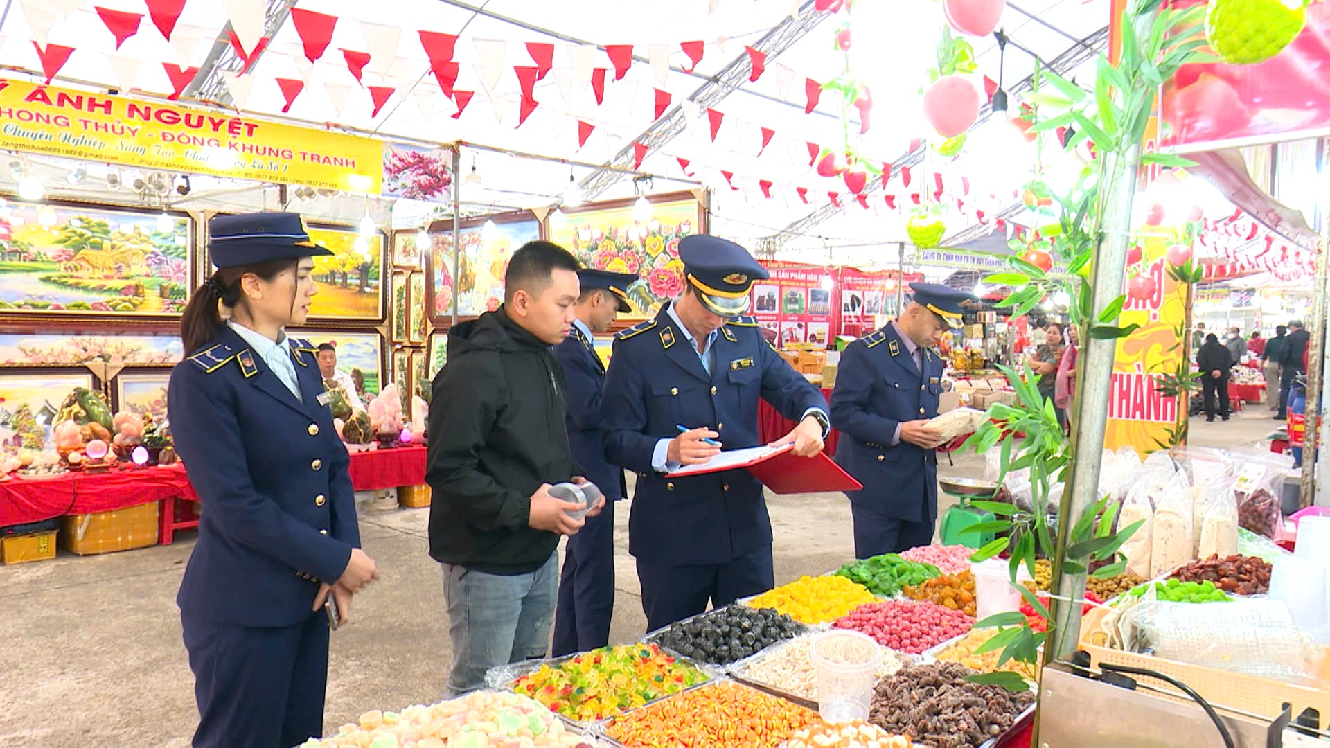 Lực lượng Quản lý thị trường Lạng Sơn tăng cường kiểm tra hàng hóa Lực lượng Quản lý thị trường Lạng Sơn tăng cường kiểm tra hàng hóa