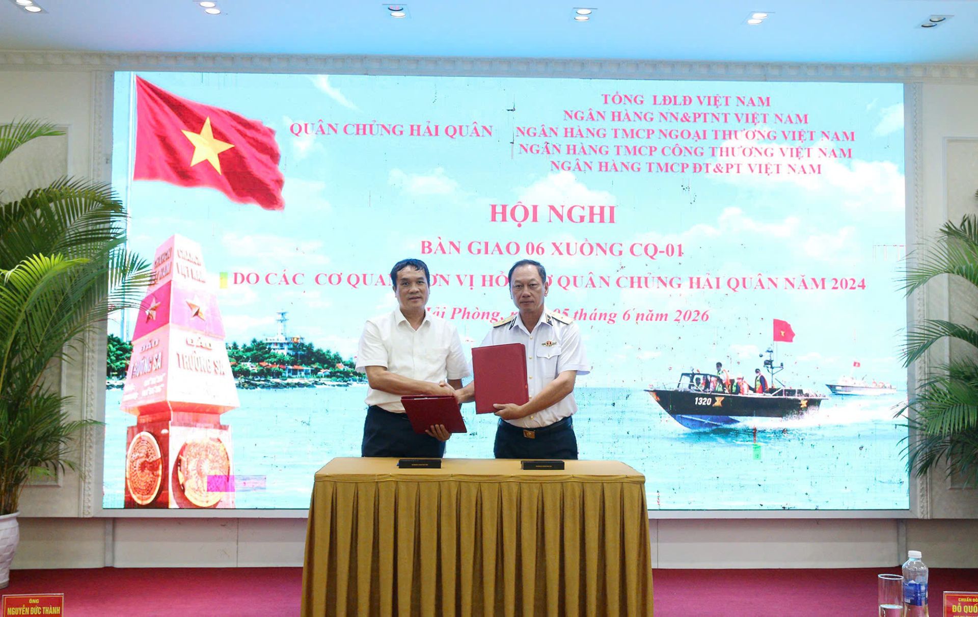 Agribank trao tặng xuồng CQ-01, đồng hành Quân chủng Hải quân bảo vệ chủ quyền biển đảo của Tổ quốc