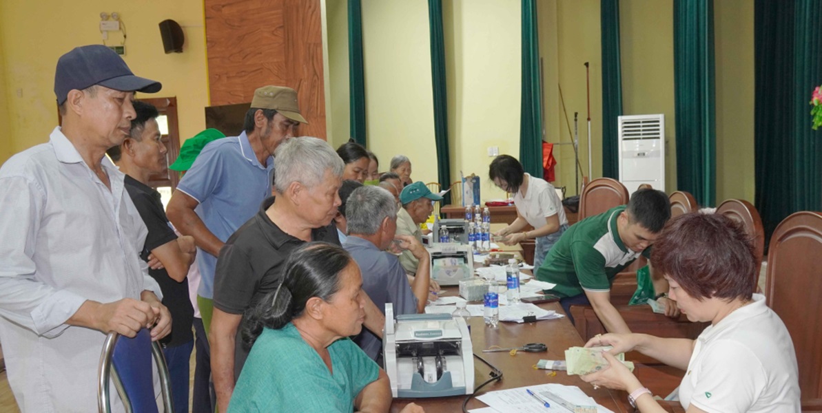 C&aacute;c hộ d&acirc;n c&oacute; đất thu hồi để thực hiện dự &aacute;n Khu c&ocirc;ng nghiệp (KCN) Văn Nhuệ - Ho&agrave;ng Hoa Th&aacute;m (KCN T&acirc;n &Aacute; Đại Th&agrave;nh) nhận tiền bồi thường, hỗ trợ