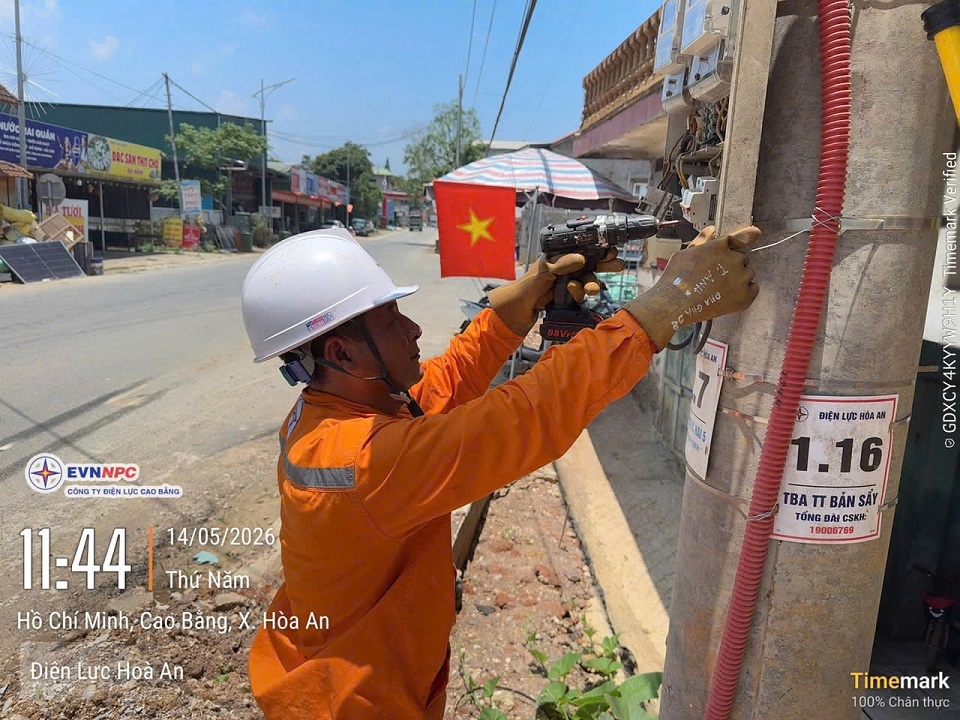 Nh&acirc;n vi&ecirc;n Điện lực H&ograve;a An l&agrave;m việc ngo&agrave;i hiện trường nắng n&oacute;ng