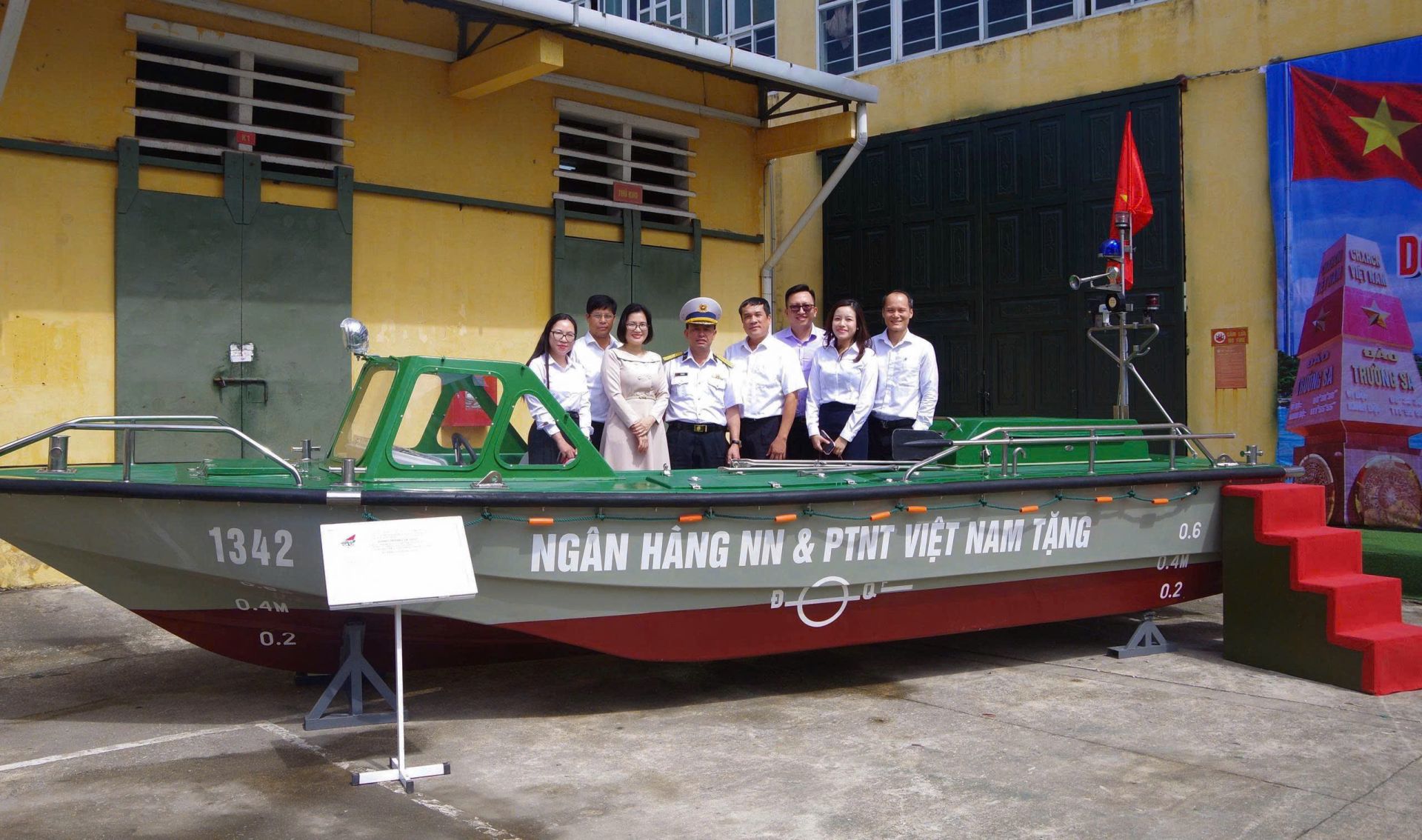 Đoàn công tác Agribank và các đại biểu chụp ảnh bên cạnh xuồng CQ-01 số hiệu 1342 do Agribank tài trợ Đoàn công tác Agribank và các đại biểu chụp ảnh bên cạnh xuồng CQ-01 số hiệu 1342 do Agribank tài trợ