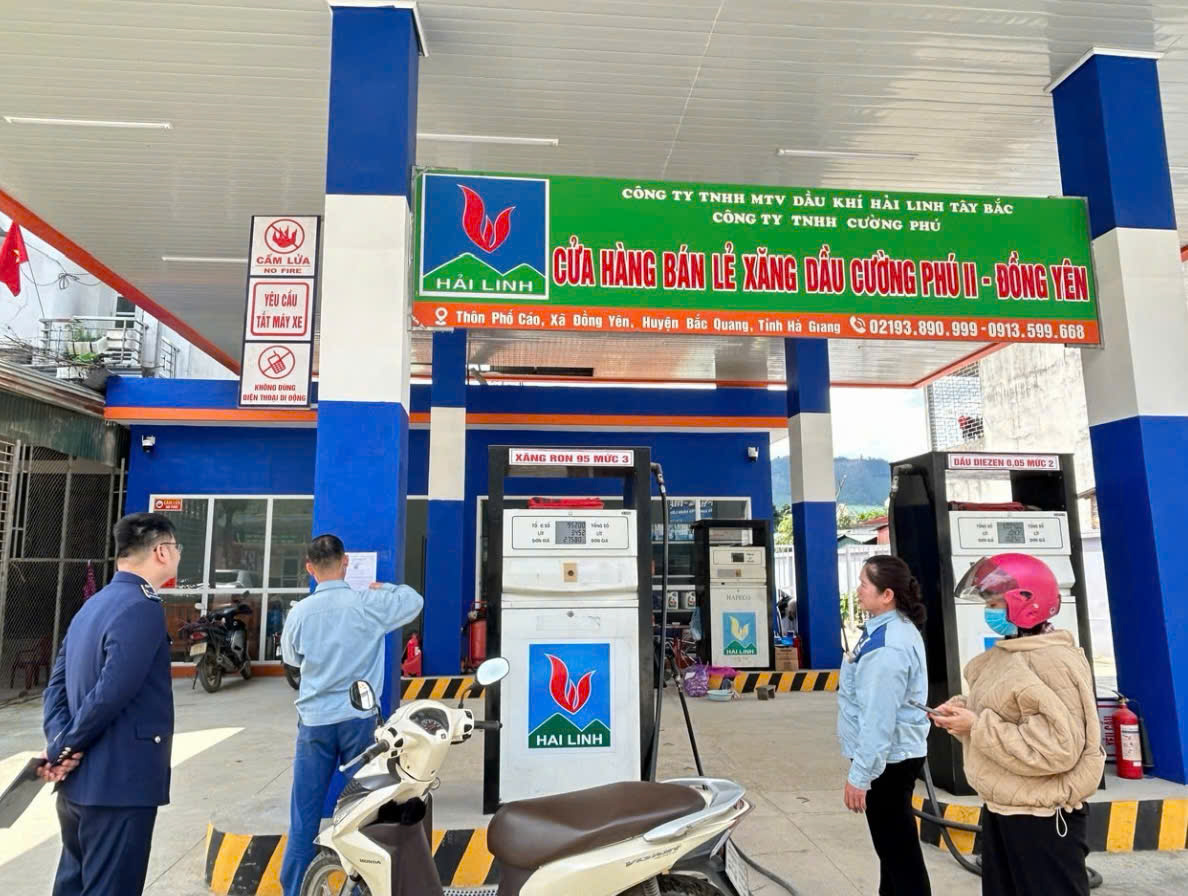 Lực lượng Quản l&yacute; thị trường số 8 tỉnh Tuy&ecirc;n Quang tổ chức tuy&ecirc;n truyền, phổ biến ph&aacute;p luật v&agrave; k&yacute; cam kết đối với c&aacute;c cơ sở kinh doanh tr&ecirc;n địa b&agrave;n. (Ảnh: QLTT Tuy&ecirc;n Quang)