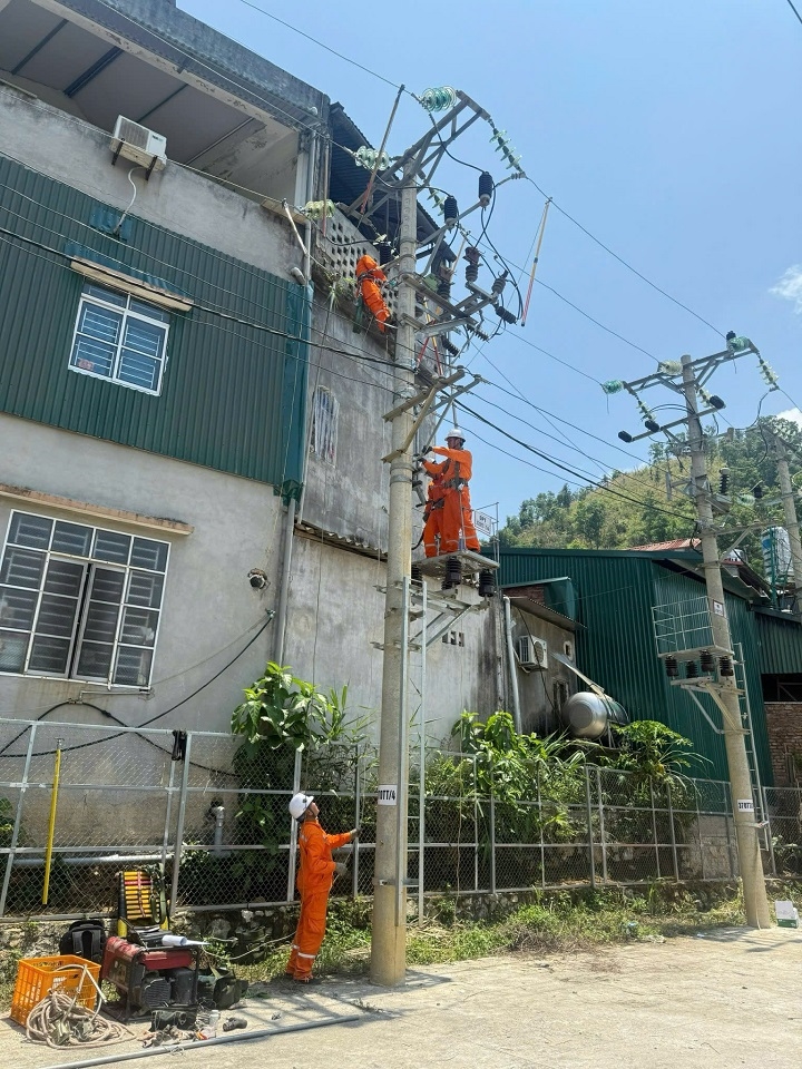 Nh&acirc;n vi&ecirc;n Điện lực Bằng Giang thực hiện thay dao c&aacute;ch ly