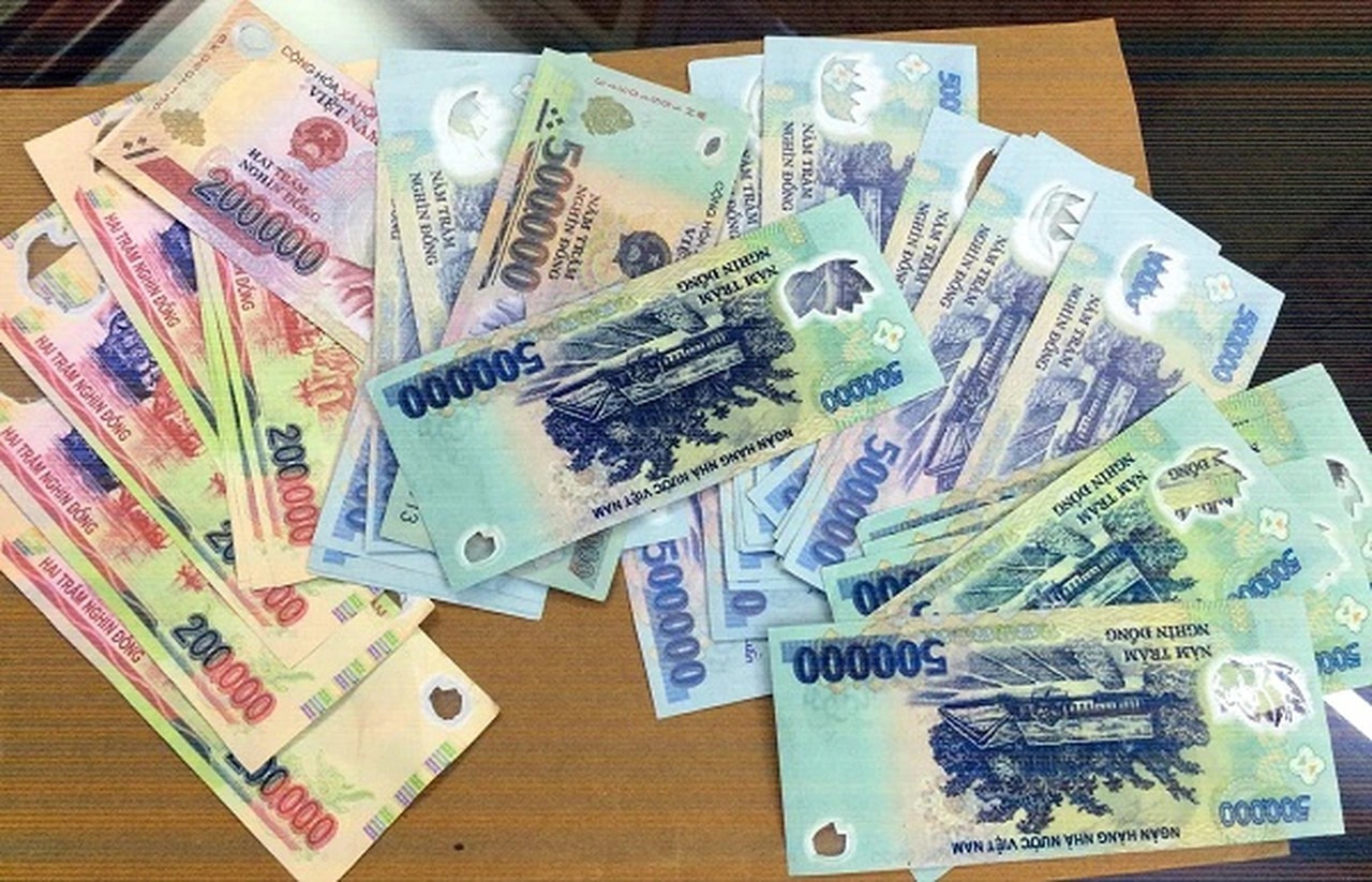 Xuất hiện tiền giả mệnh giá 100.000 và 200.000 đồng trên thị trường