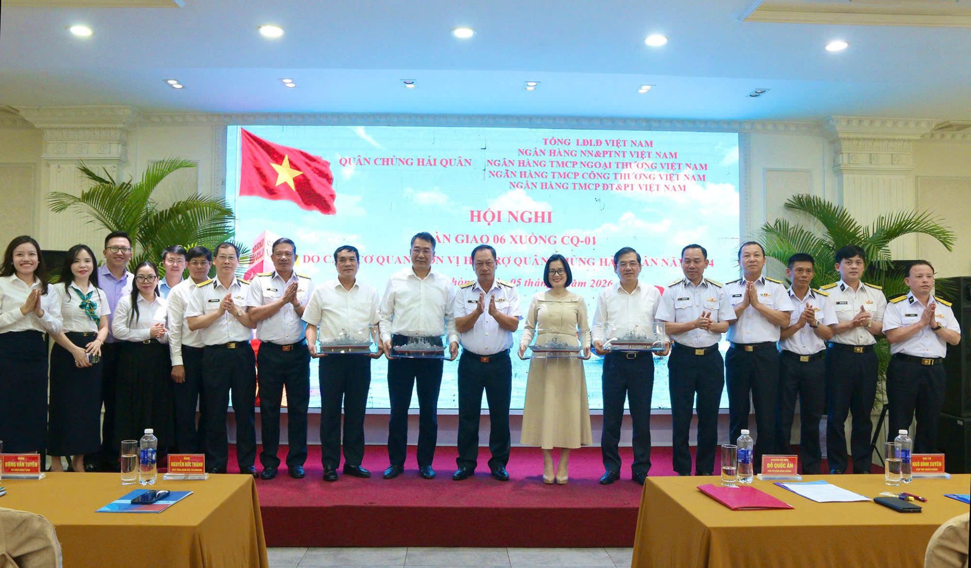 Các đại biểu chụp ảnh lưu niệm tại Hội nghị giao nhận tàu CQ-01 Các đại biểu chụp ảnh lưu niệm tại Hội nghị giao nhận tàu CQ-01