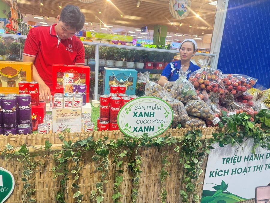 Chiến dịch Ti&ecirc;u d&ugrave;ng xanh nhằm kết nối doanh nghiệp v&agrave; người ti&ecirc;u d&ugrave;ng th&ocirc;ng qua c&aacute;c hoạt động th&uacute;c đẩy sản xuất, kinh doanh v&agrave; ti&ecirc;u d&ugrave;ng bền vững