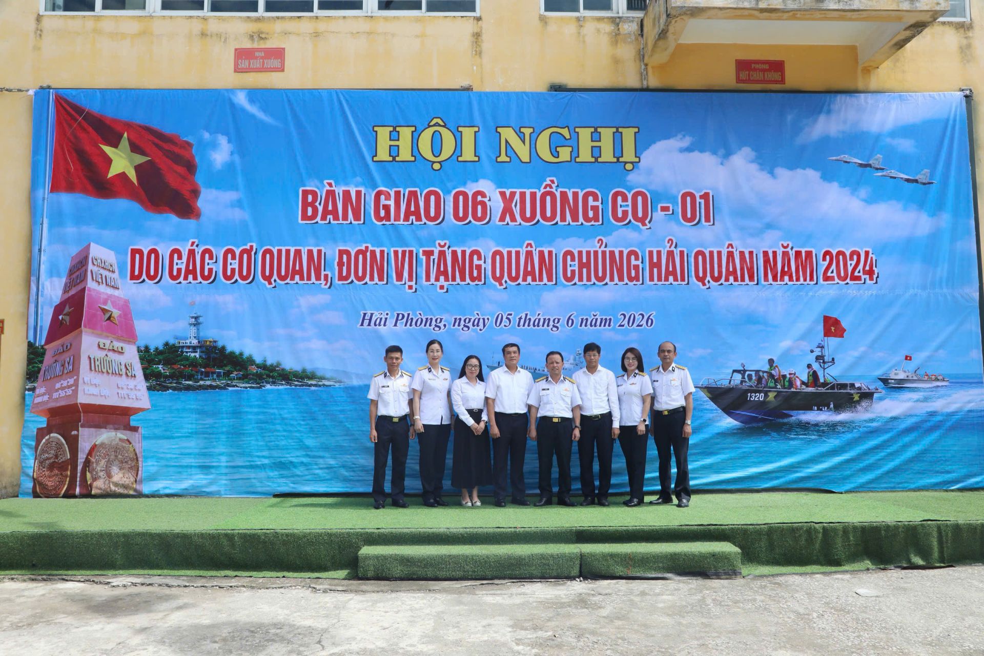 Đại diện Agribank cùng chụp ảnh lưu niệm tại địa điểm giao nhận xuồng- Nhà máy X70 Đại diện Agribank cùng chụp ảnh lưu niệm tại địa điểm giao nhận xuồng- Nhà máy X70