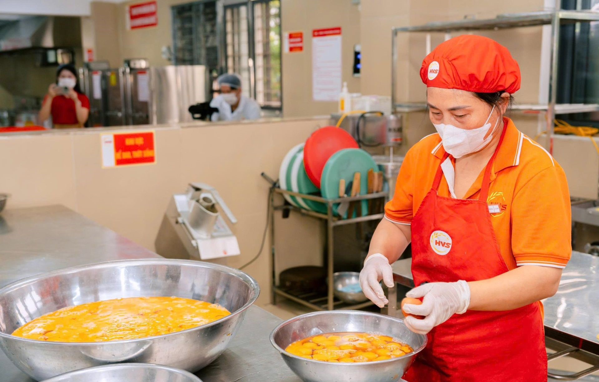 Nhân viên bếp ăn Trường Tiểu học Đoàn Khuê thực hiện chế biến thực phẩm theo quy trình một chiều, bảo đảm vệ sinh và an toàn trong từng khâu. Ảnh: Minh Thắm Nhân viên bếp ăn Trường Tiểu học Đoàn Khuê thực hiện chế biến thực phẩm theo quy trình một chiều, bảo đảm vệ sinh và an toàn trong từng khâu. Ảnh: Minh Thắm