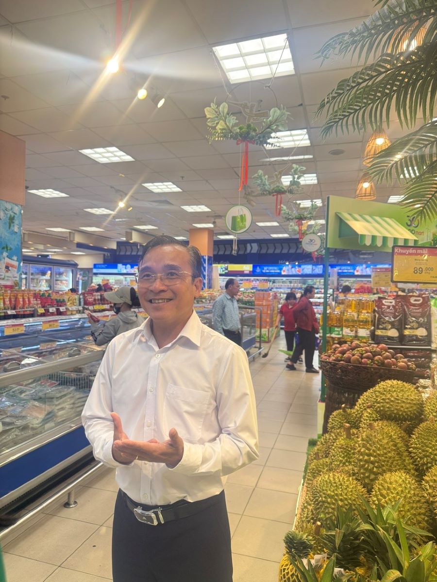 &ldquo;Với hệ thống ph&acirc;n phối rộng khắp cả nước, Saigon Co.op mong muốn kh&ocirc;ng chỉ l&agrave; nơi b&aacute;n h&agrave;ng m&agrave; c&ograve;n đ&oacute;ng vai tr&ograve; kết nối v&agrave; dẫn dắt thị trường theo hướng ti&ecirc;u d&ugrave;ng c&oacute; tr&aacute;ch nhiệm - &Ocirc;ng Nguyễn Ngọc Thắng, Ph&oacute; Tổng Gi&aacute;m đốc Saigon Co.op chia sẻ