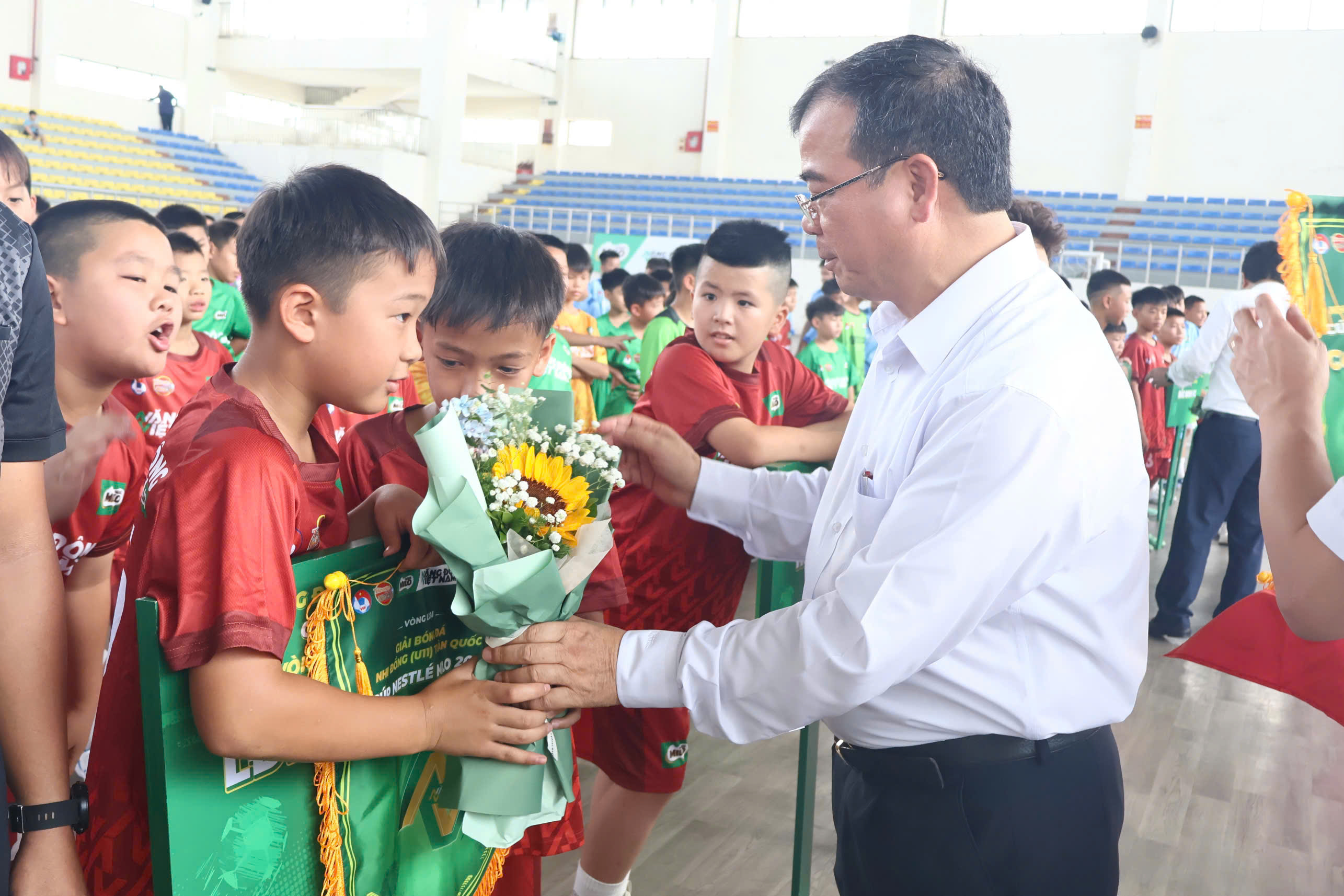 Ph&oacute; Chủ tịch UBND th&agrave;nh phố Nguyễn Minh H&ugrave;ng tặng hoa cho c&aacute;c đội b&oacute;ng.