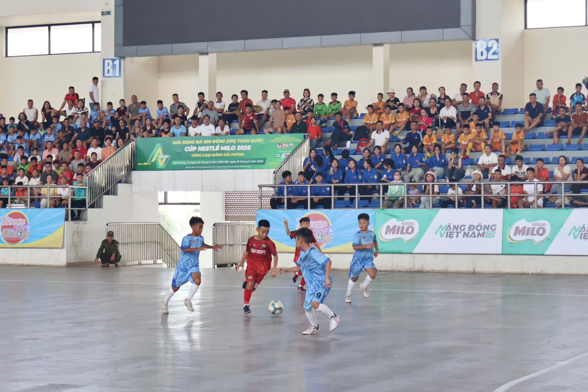 Trận đấu mở m&agrave;n giữa U11 Hải Ph&ograve;ng (trang phục m&agrave;u đỏ) v&agrave; U11 Li&ecirc;n đo&agrave;n B&oacute;ng đ&aacute; Tuy&ecirc;n Quang.