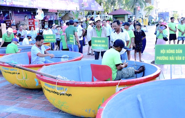 Ngư dân thi đan lưới. Ngư dân thi đan lưới.