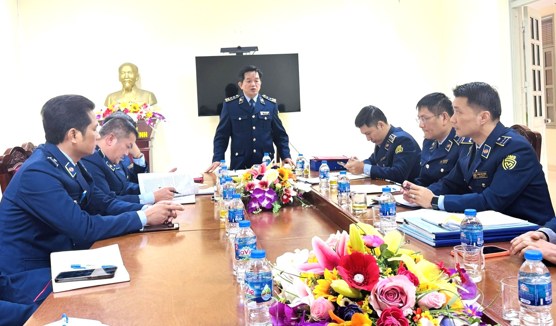 Chi cục trưởng Chi cục QLTT tỉnh Lạng Sơn Đặng Văn Ngọc làm việc với Đội QLTT số 1 nhằm tăng cường công tác đấu tranh chống buôn lậu, gian lận thương mại, hàng giả Chi cục trưởng Chi cục QLTT tỉnh Lạng Sơn Đặng Văn Ngọc làm việc với Đội QLTT số 1 nhằm tăng cường công tác đấu tranh chống buôn lậu, gian lận thương mại, hàng giả