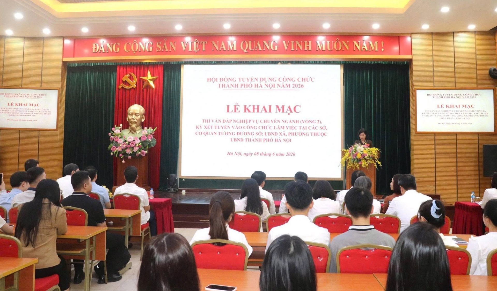 Quang cảnh Lễ khai mạc thi vấn đáp nghiệp vụ chuyên ngành (vòng 2) kỳ xét tuyển công chức thành phố Hà Nội năm 2026 diễn ra sáng 8/6. Quang cảnh Lễ khai mạc thi vấn đáp nghiệp vụ chuyên ngành (vòng 2) kỳ xét tuyển công chức thành phố Hà Nội năm 2026 diễn ra sáng 8/6.