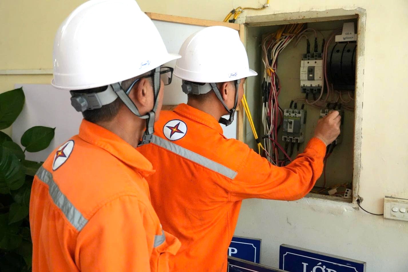 kiểm tra, r&agrave; so&aacute;t to&agrave;n bộ hệ thống lưới điện, trạm biến &aacute;p cấp điện cho c&aacute;c điểm thi.