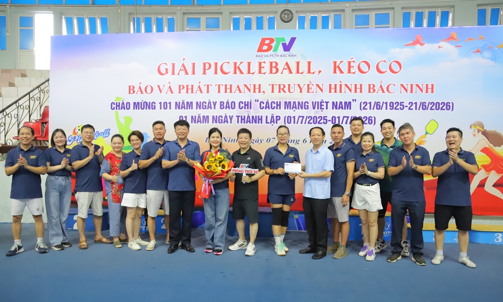 Các đồng chí Tỉnh ủy viên: Lê Hồng Phúc, Phó Trưởng Ban Tổ chức Tỉnh ủy; Nguyễn Trung Hiền, Giám đốc Báo và Phát thanh, Truyền hình Bắc Ninh trao giải Nhất môn kéo co cho đội Phòng Thời sự. Các đồng chí Tỉnh ủy viên: Lê Hồng Phúc, Phó Trưởng Ban Tổ chức Tỉnh ủy; Nguyễn Trung Hiền, Giám đốc Báo và Phát thanh, Truyền hình Bắc Ninh trao giải Nhất môn kéo co cho đội Phòng Thời sự.