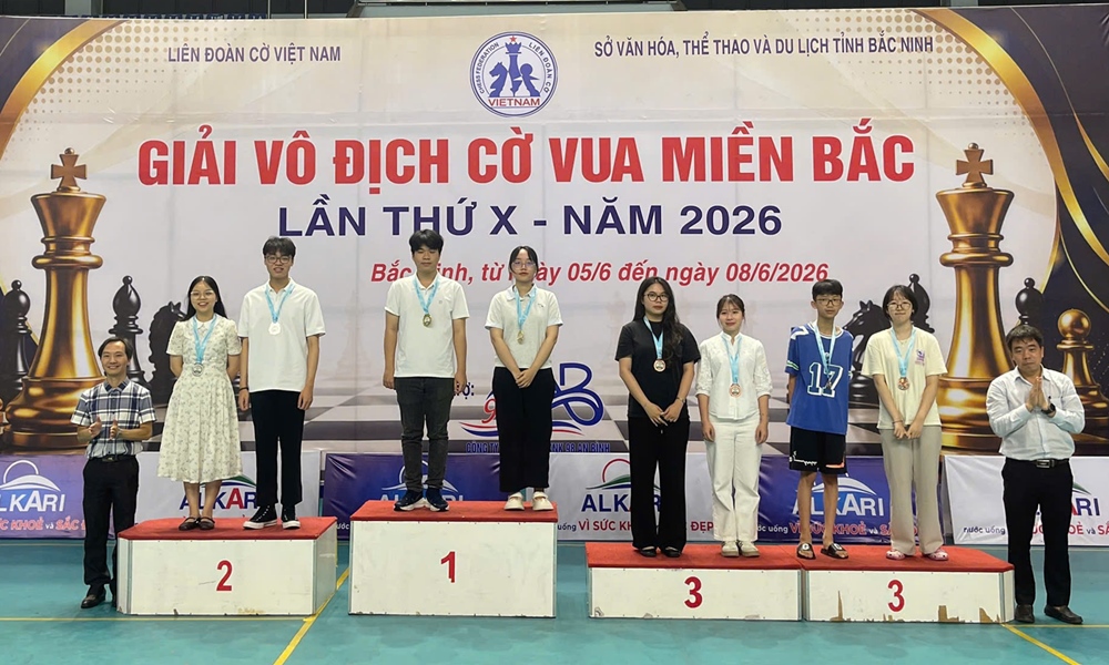 Kỳ thủ Đặng Ngọc Minh v&agrave; Cao Minh Trang của Bắc Ninh (bục số 1) nhận Huy chương V&agrave;ng, nội dung cờ nhanh bảng v&ocirc; địch n&acirc;ng cao.